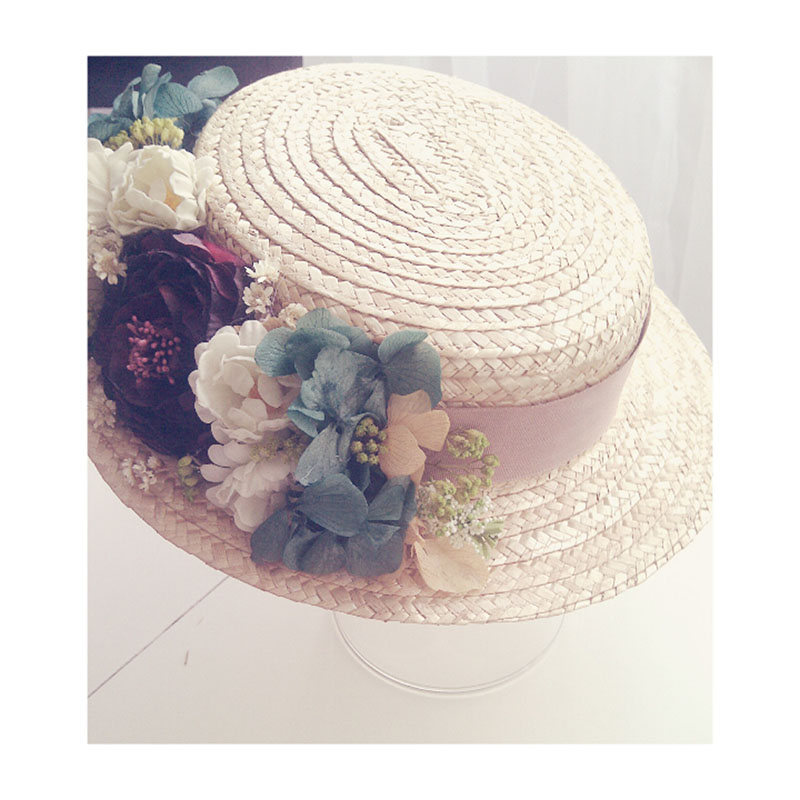 canotier sombrero boda invitada con flores