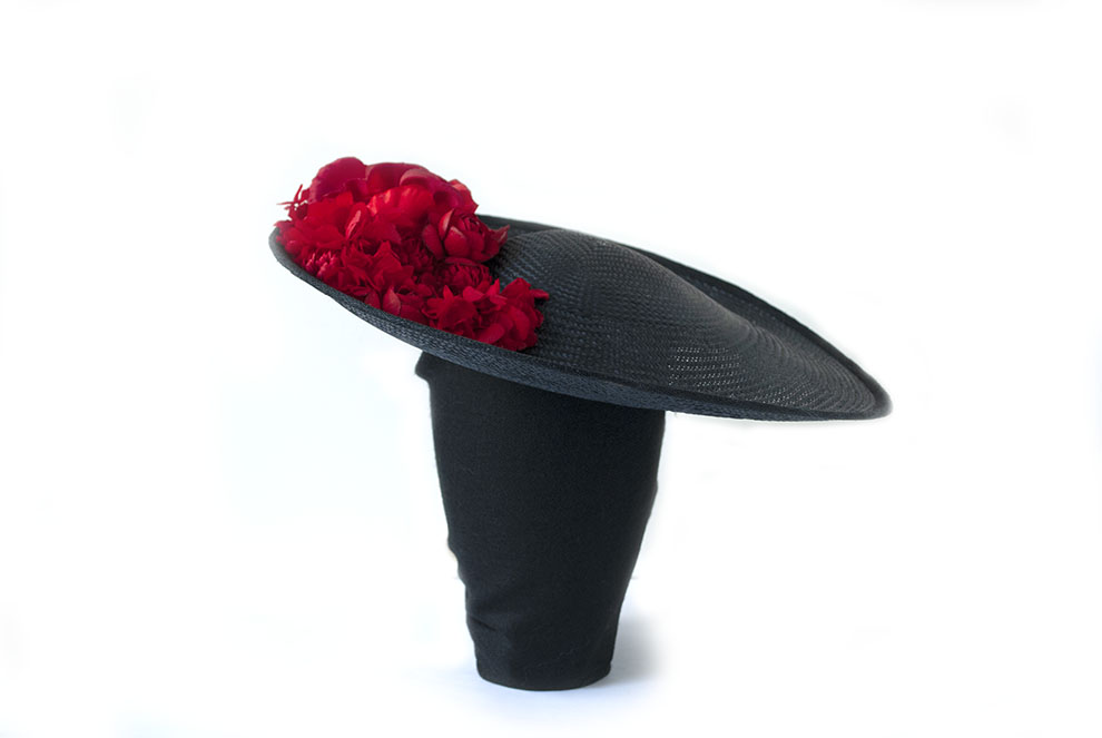 tocado negro para invitadas de boda de cantuc tocados con flores rojas