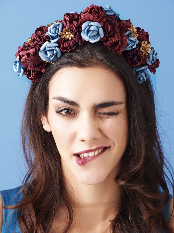 corona de flores con vestido de Inuñez y corona de cantuc tocados